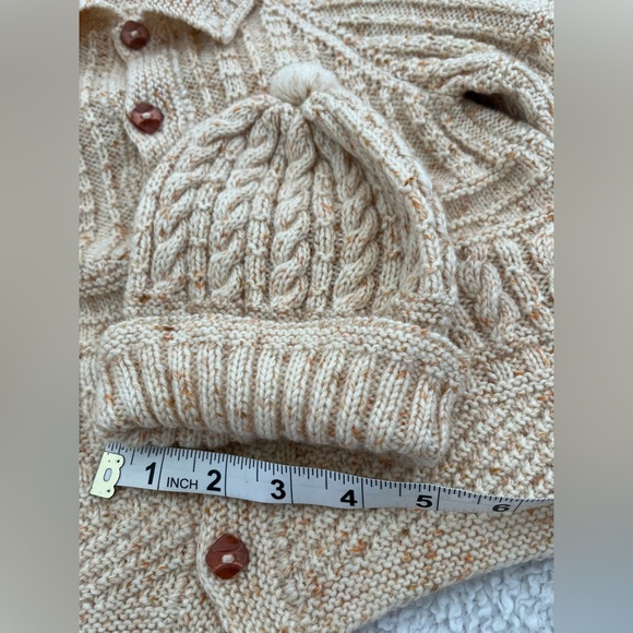 Adorable baby sweater and bonnet set - Picture 8 of 9